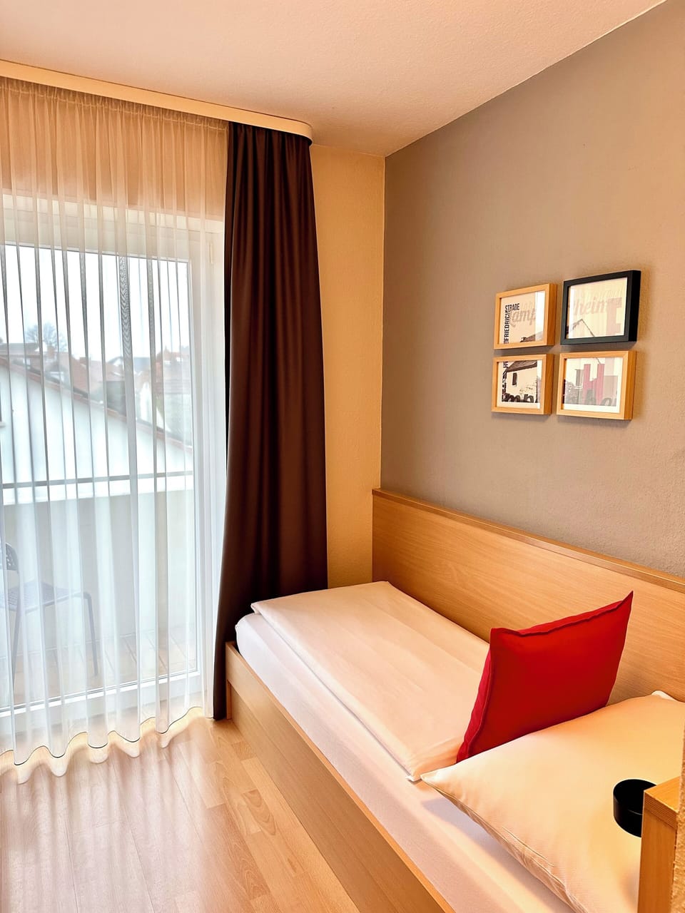 Classic single room with balcony | Desk, laptop workspace, free WiFi