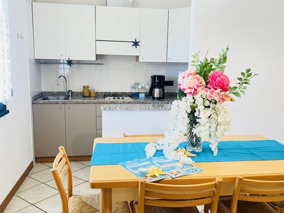 Apartment, 2 Bedrooms, Garden View | Dining room