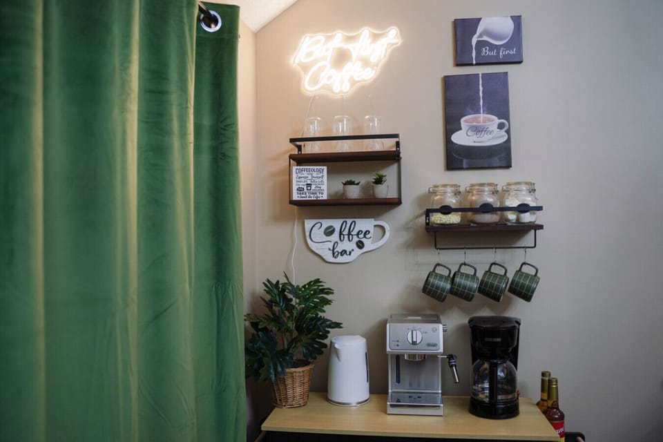 Coffee Bar (Espresso, Drip Machine)