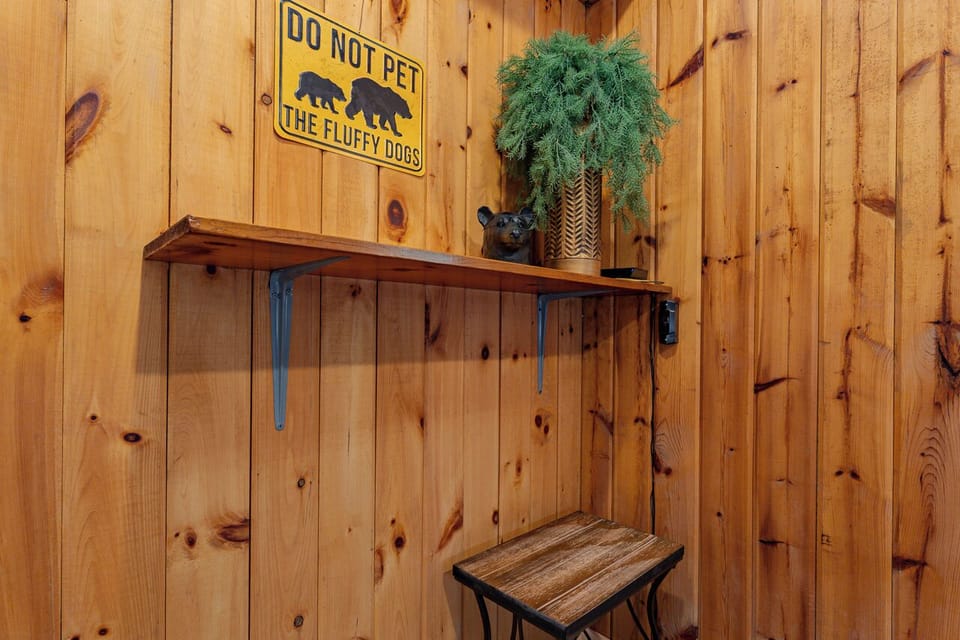 Sleek and functional – everything you need to whip up a delicious mealKitchenStainless refrigeratorstoveCoffee makerKitchenette Oven