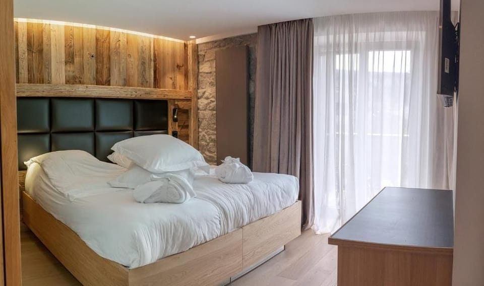 In-room safe, blackout drapes, soundproofing, iron/ironing board