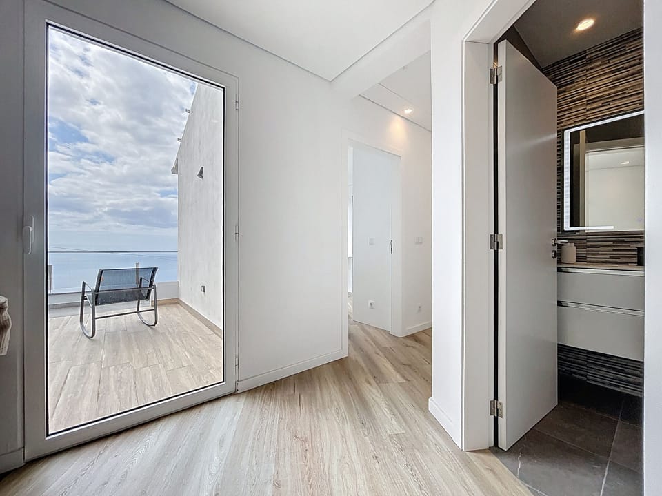 House | 3 bedrooms, desk