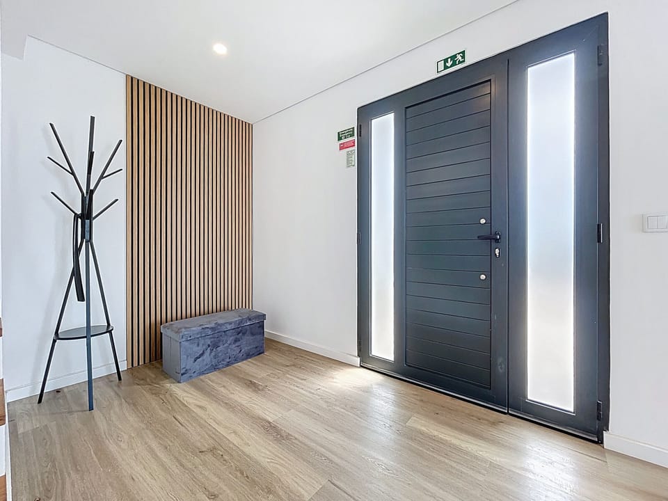 House | 3 bedrooms, desk