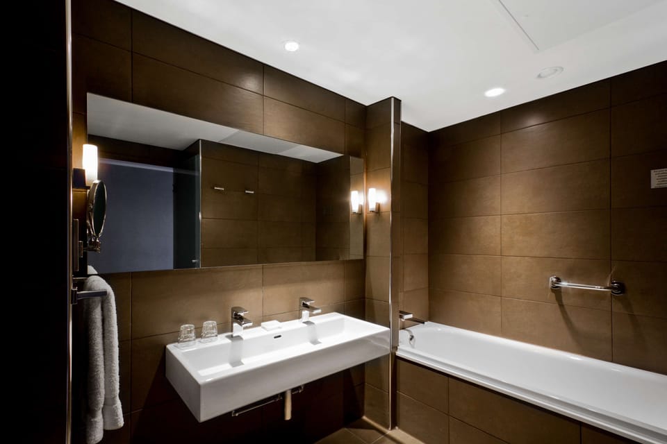 Family Room | Bathroom | Combined shower/tub, designer toiletries, hair dryer, towels