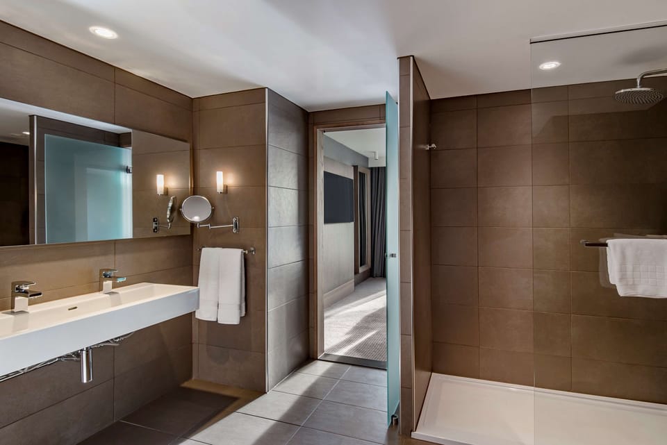 Combined shower/tub, designer toiletries, hair dryer, towels