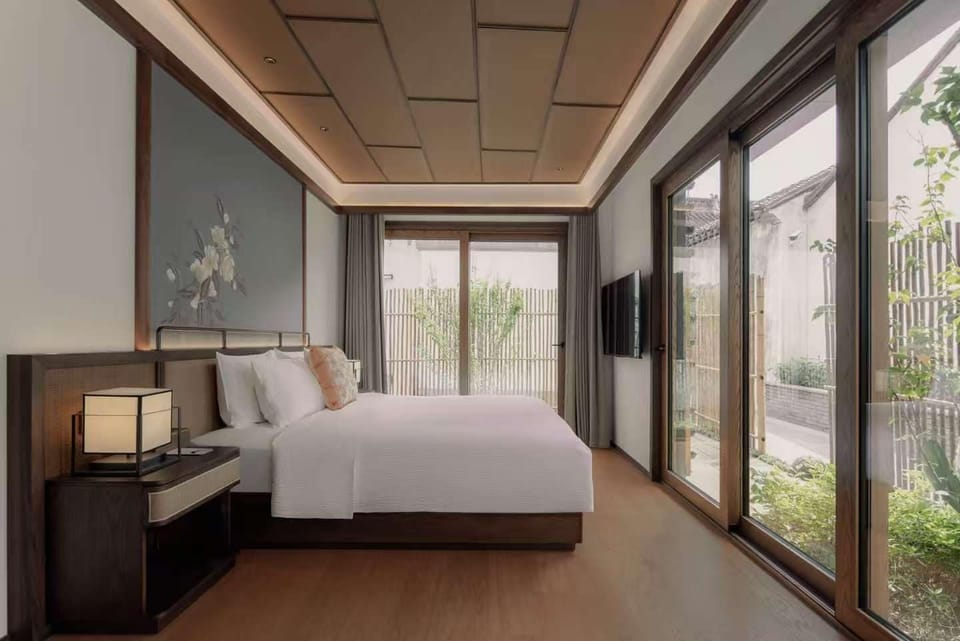 Deluxe Room, Non Smoking, Housekeeping | Premium bedding, down comforters, minibar (free items), WiFi (free)