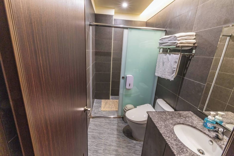 Classic Quadruple Room | Bathroom | Shower, hair dryer, bidet, towels