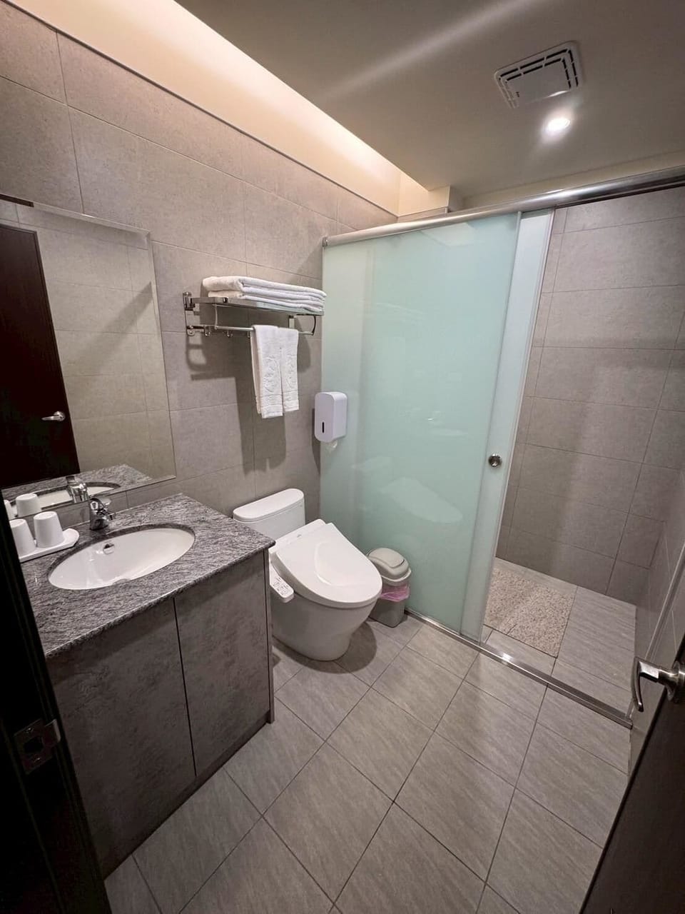 Standard Double Room | Bathroom | Shower, hair dryer, bidet, towels