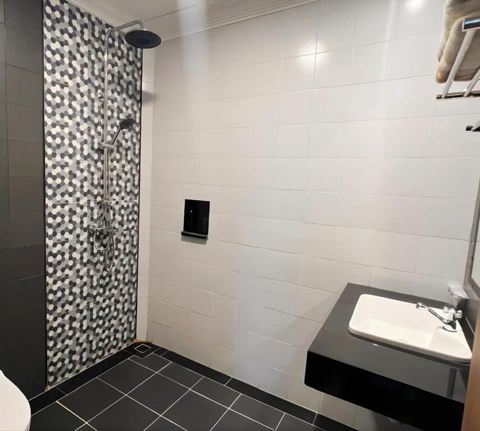 Signature Room | Bathroom | Shower, free toiletries, slippers, towels