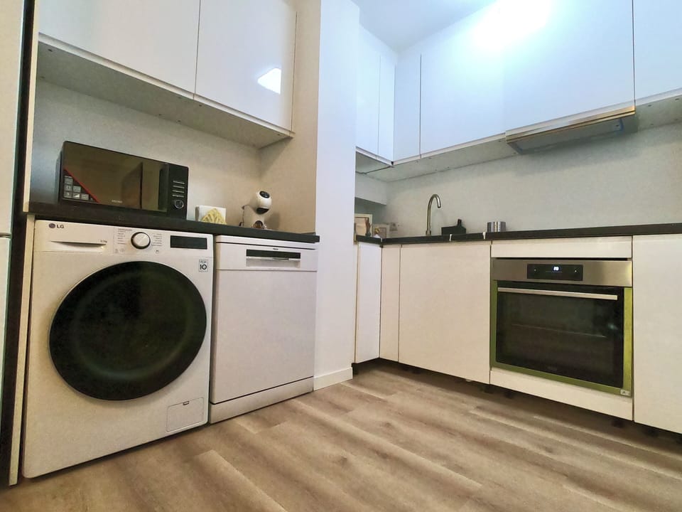 Comfort Apartment | Private kitchen | Full-size fridge, microwave, oven, stovetop