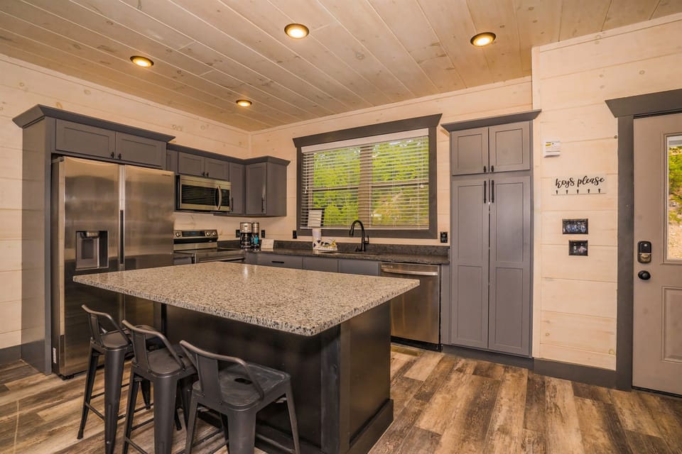 Open Dining Room – A beautiful dining setup that flows seamlessly with the kitchen and living space, making it easy to enjoy food and conversation together.