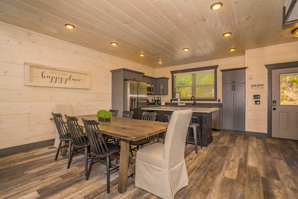 Family-Style Dining – Comfortably seat your group around the dining table, ideal for home-cooked meals, takeout nights, or morning coffee chats.
