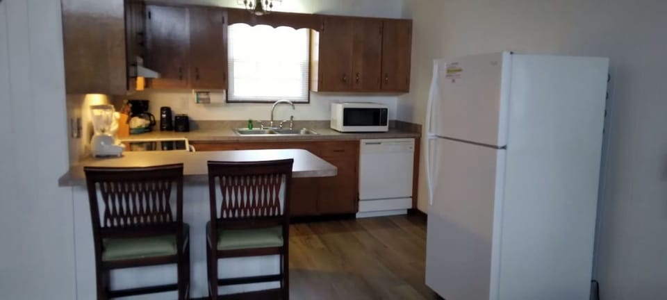 Signature House, 3 Bedrooms, Patio, Mountainside | Private kitchen | Fridge, microwave, oven, stovetop