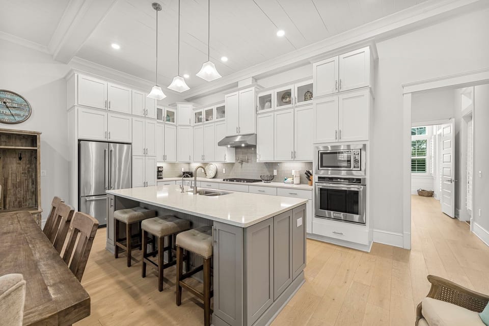 Seating for 3 at the kitchen island