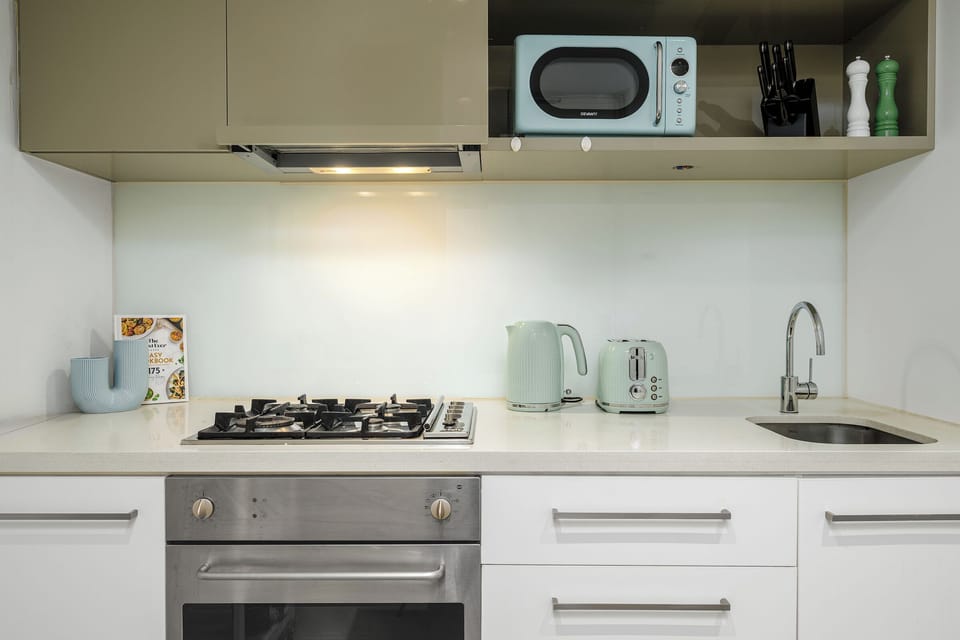 Gas cooktop, oven, microwave, kettle & toaster—fully equipped.