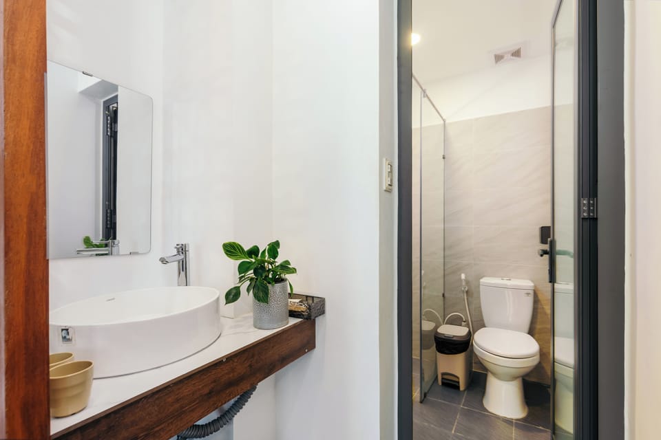 Deluxe Double Room | Bathroom | Slippers, towels, soap, shampoo