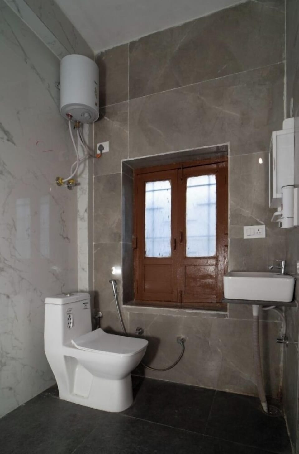Family Studio Suite | Bathroom | Free toiletries, towels, soap, shampoo