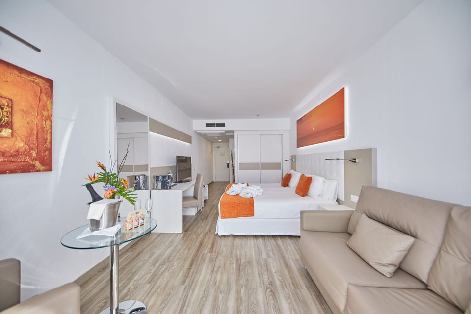 Elite Single Room, Sea View | Minibar, in-room safe, desk, laptop workspace