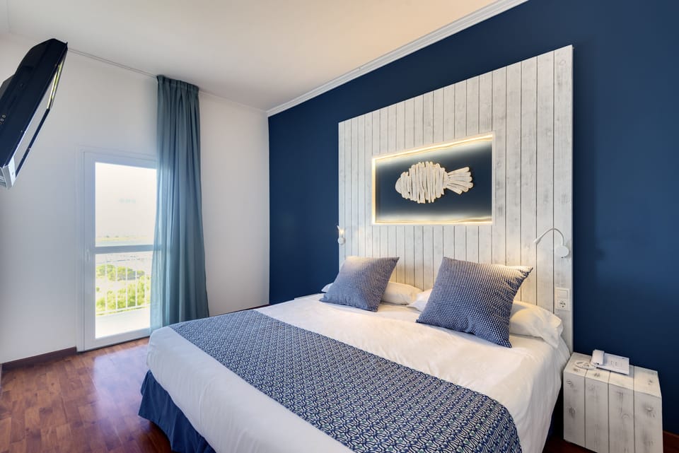 Junior Suite Sea View | Minibar, desk, free WiFi, bed sheets