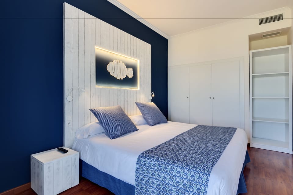 Junior Suite Sea View | Minibar, desk, free WiFi, bed sheets