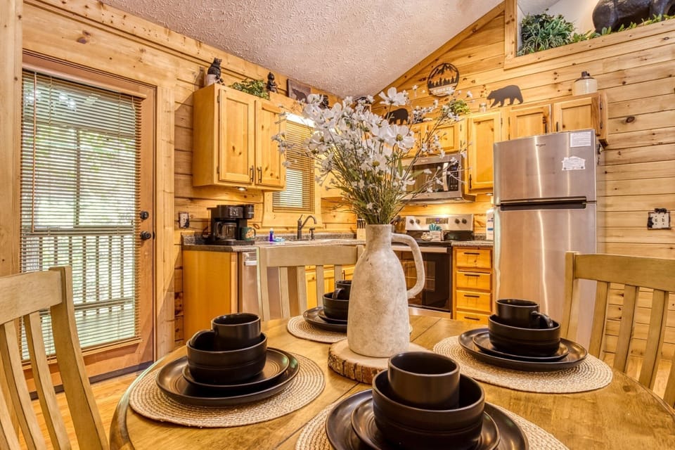 Cabin, 2 Bedrooms | Private kitchen | Coffee/tea maker, fridge, oven, toaster