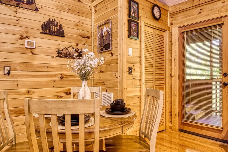 Cabin, 2 Bedrooms | Dining