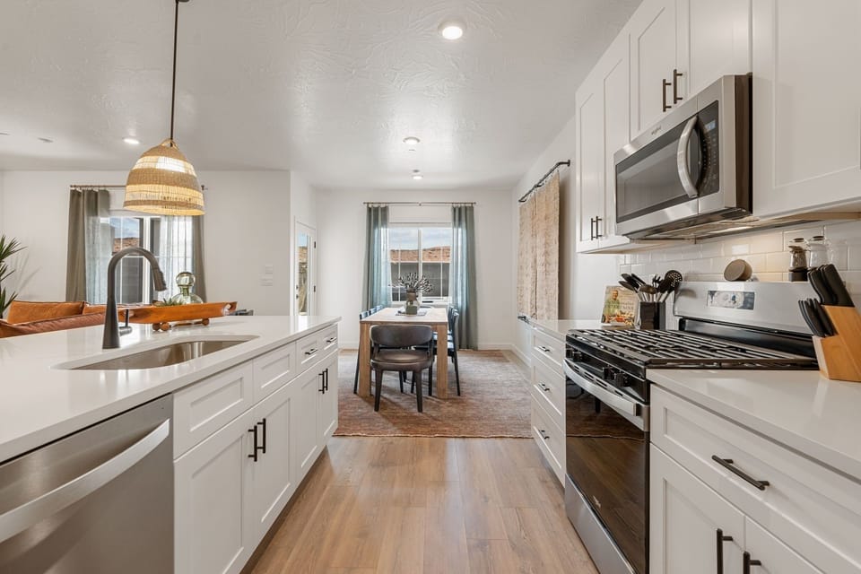 House, 4 Bedrooms | Private kitchen | Fridge, oven, stovetop, coffee/tea maker