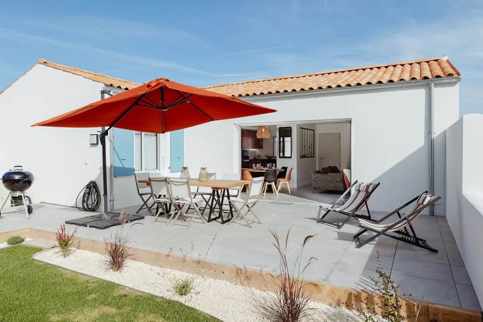 Villa Dolusienne - terrasse, table à manger, parasol, barbecue