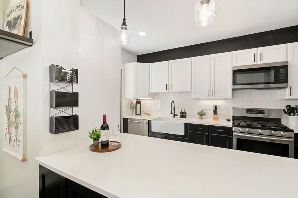 House, Multiple Beds, Patio, Garden View (205 Locust Street) | Private kitchen | Fridge, microwave, oven, stovetop
