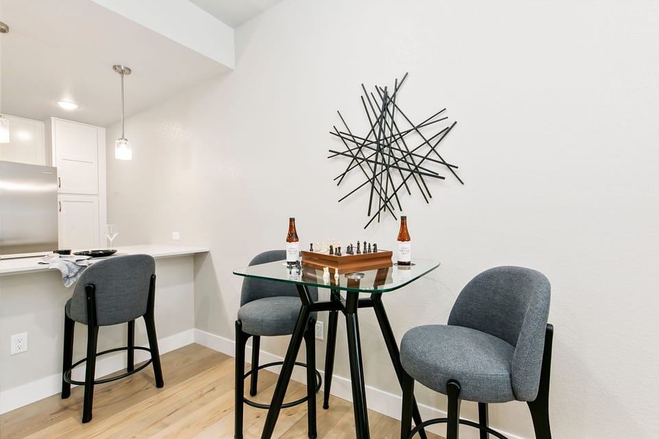 Condo, 1 King Bed, Patio, Garden View (856 Birdwhistle Lane #2) | Dining