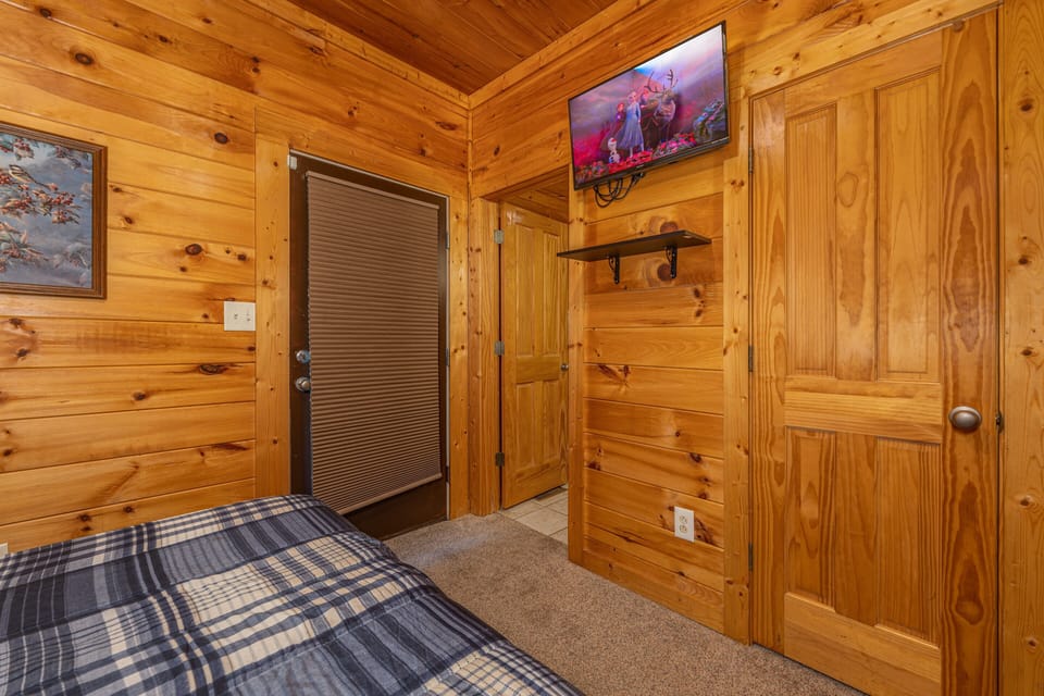 Queen bed facing tv
