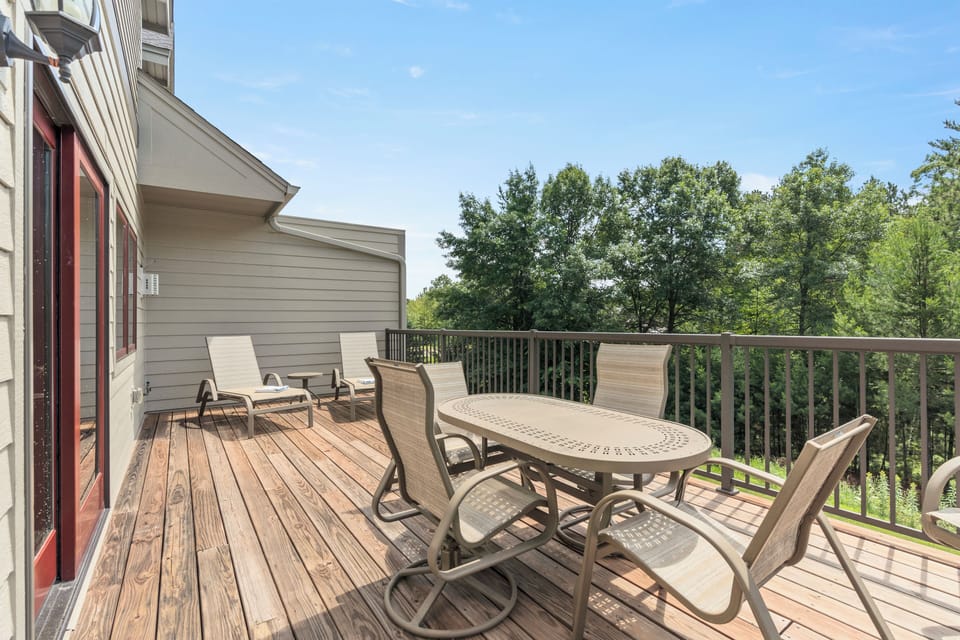 Deck Dining with Gas grill and access to lawn/beach