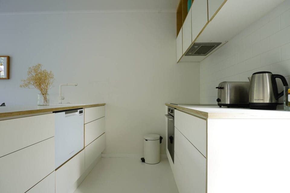 The kitchen has an oven, cooktop, dishwasher, and fridge/freezer.
