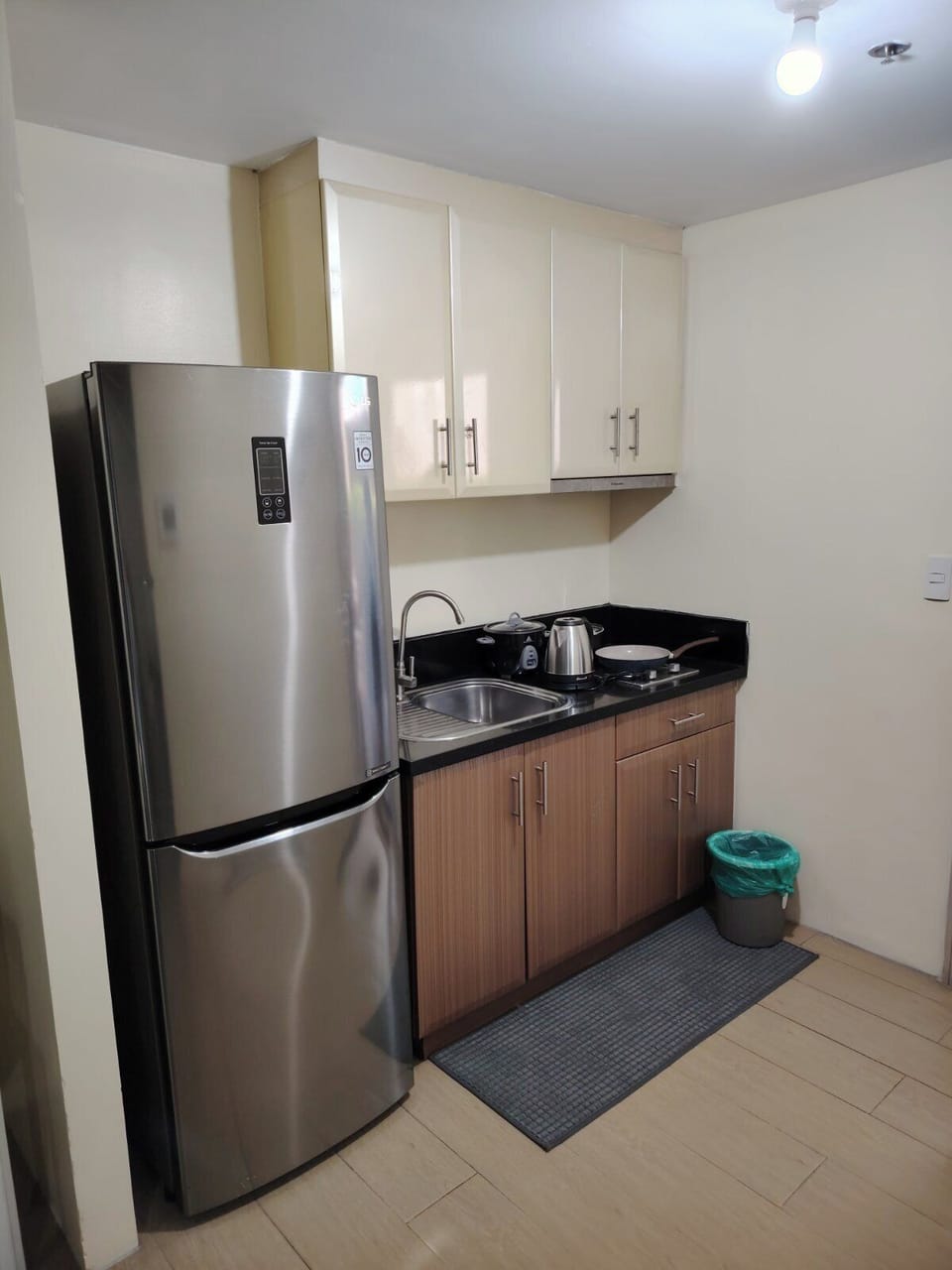 Double Room, City View | Private kitchen | Mini-fridge, stovetop, cookware/dishes/utensils