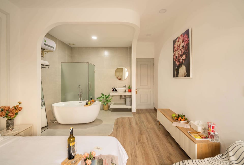 Executive Studio Suite | Bathroom | Separate tub and shower, deep soaking tub, hydromassage showerhead