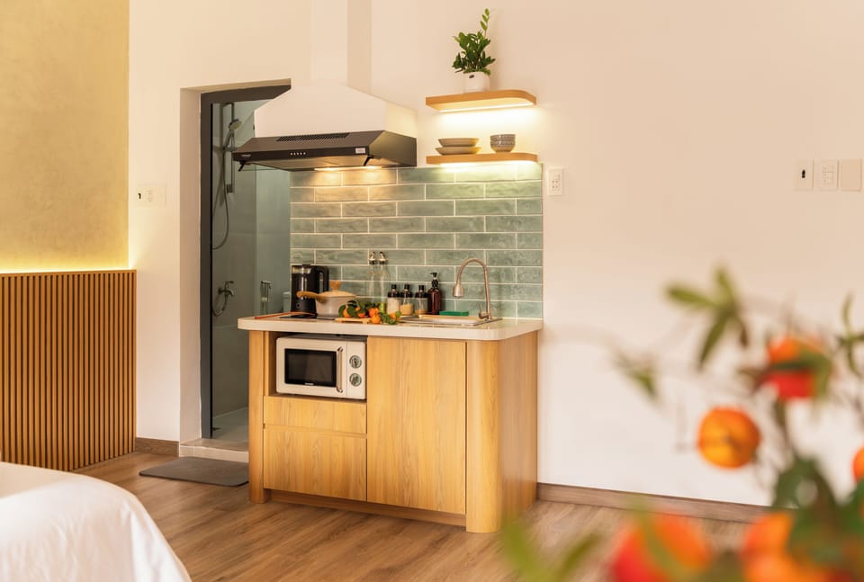 Business Studio Suite, Housekeeping | Private kitchen | Coffee/tea maker