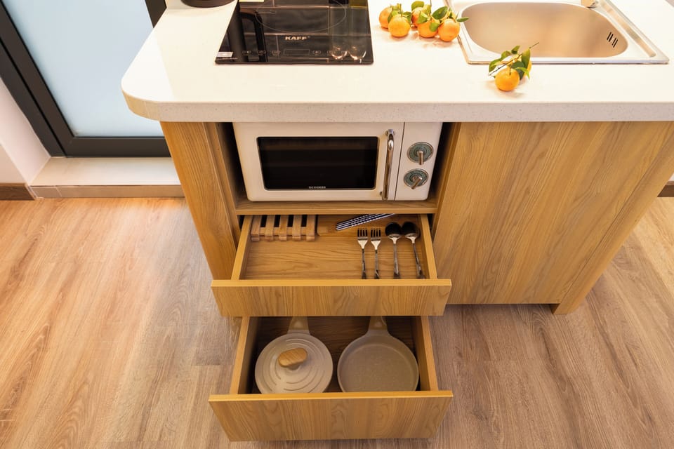 Business Studio Suite, Housekeeping | Private kitchen | Coffee/tea maker