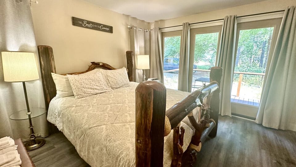 Master bedroom - King Bed - Access to deck overlooking garden and Blue River.