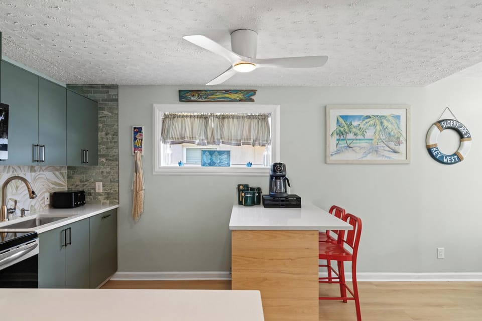 House | Private kitchen | Full-size fridge, microwave, oven, stovetop