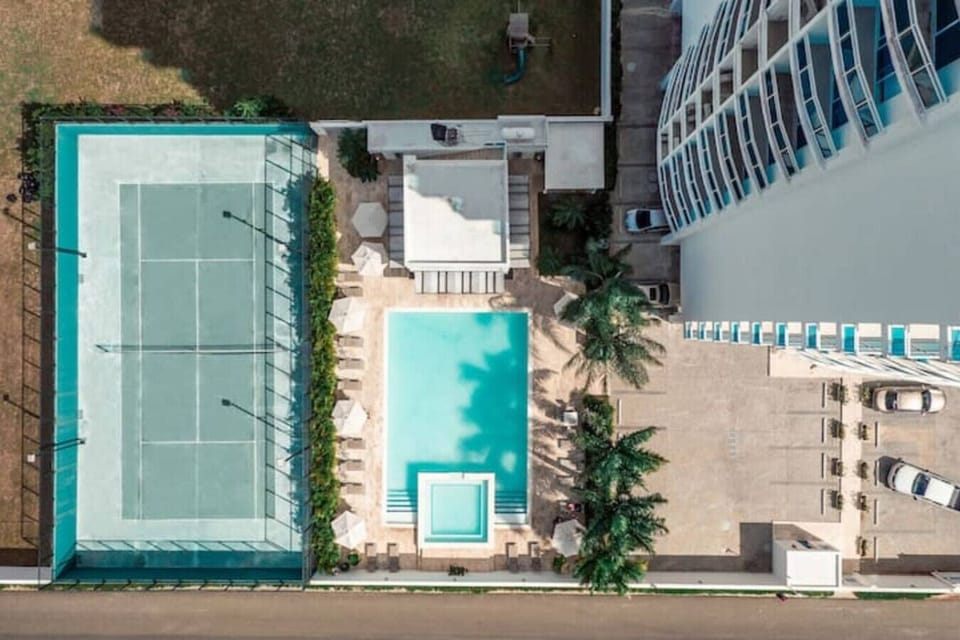 Vista área de la Piscina+ jacuzzi+ cancha de tenis+ gimnasio