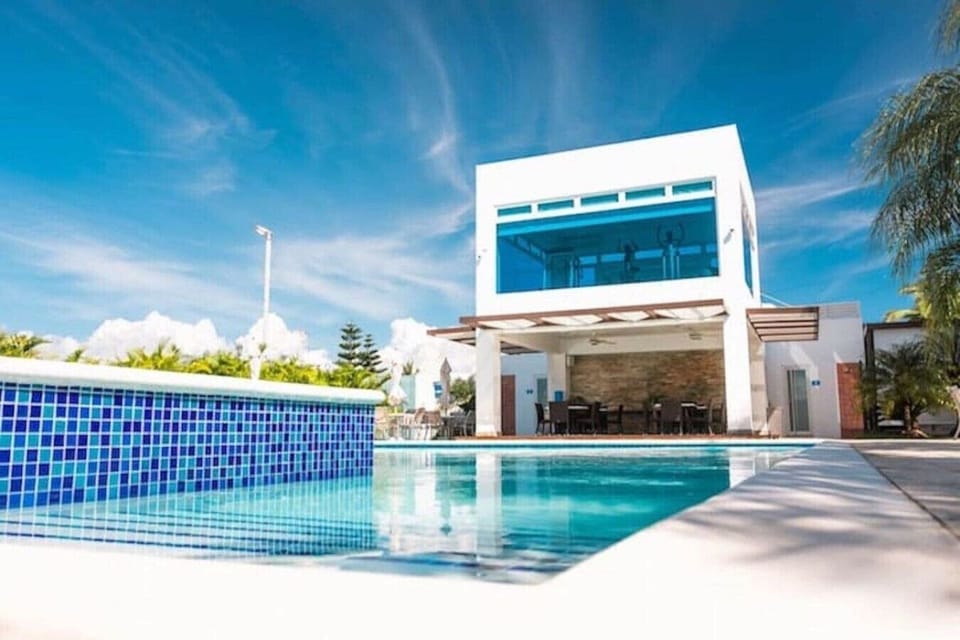 Piscina+Jacuzzi+el área social y gimnasio enfrente