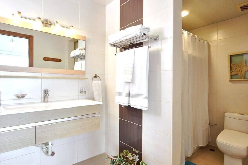 Baño totalmente equipado, ideal para tu estadia con todo lo necesario, toallas para tu uso, agua caliente y fria , con acabados modernos