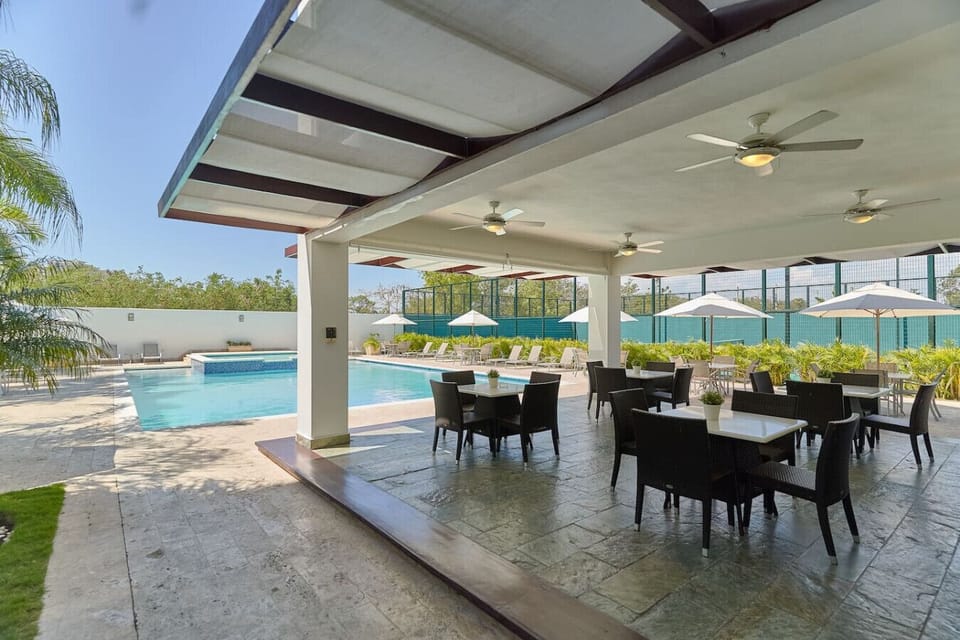 Un espacio ideal para socializar y pasar el tiempo+ frente a ella la piscina y cancha de tenis al costado