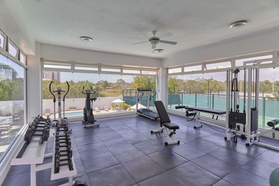 Gimnasio dotado con maquinas para que ejercites tu cuerpo