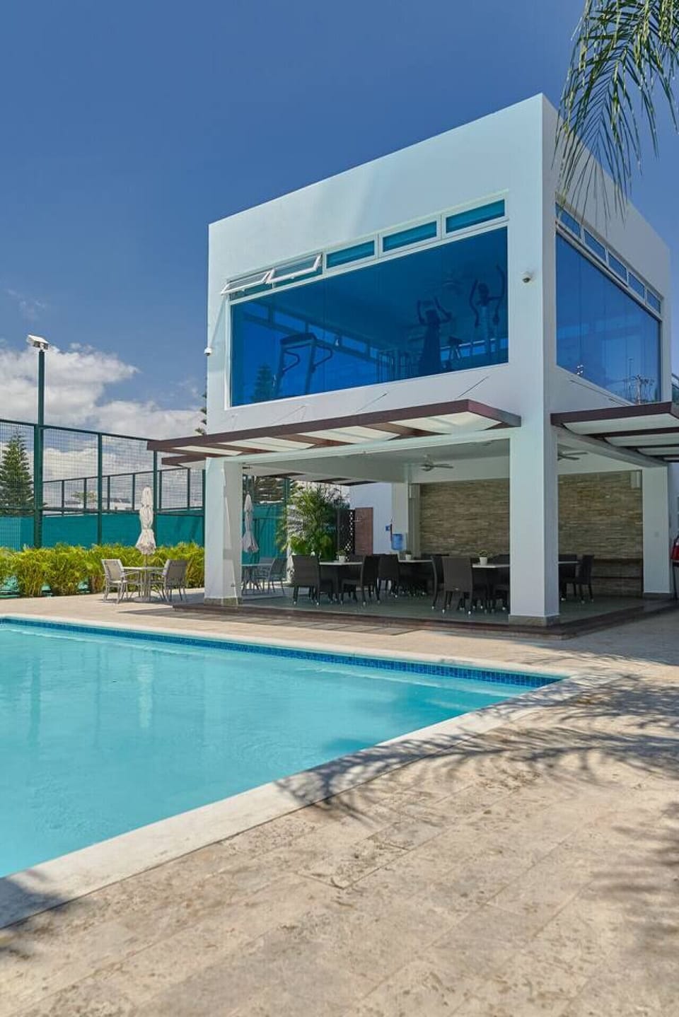 Piscina+Area social+ Gimnasio con ventanas de cristal color Azul