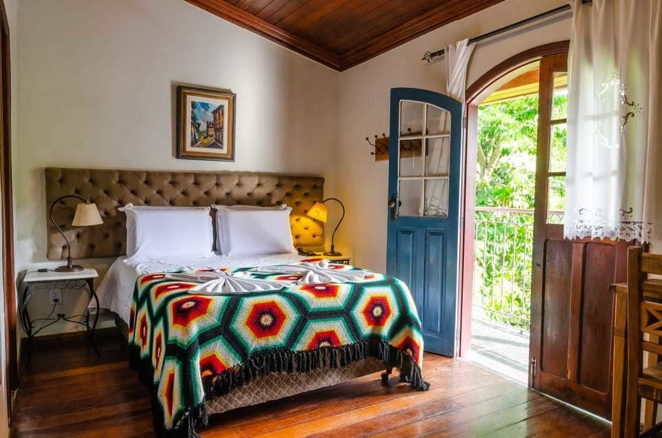 Minibar, free WiFi, bed sheets