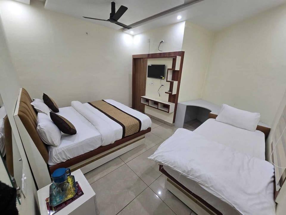 Triple Bedroom | Desk, free WiFi