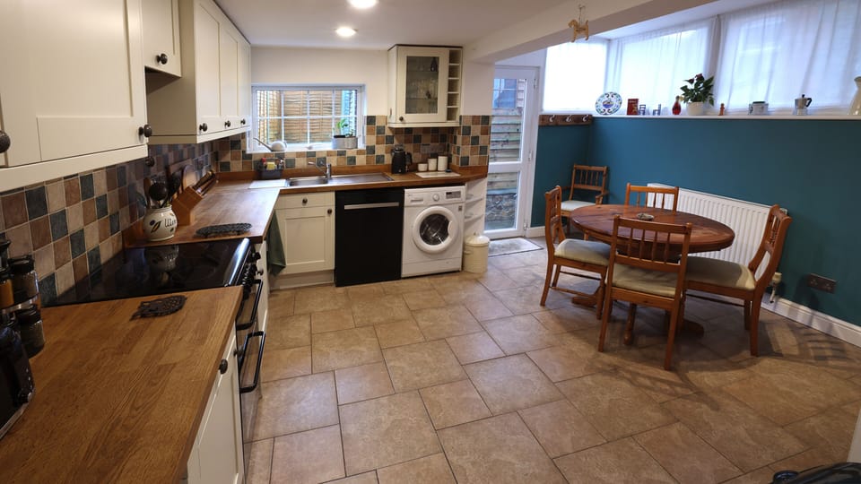 House, 2 Bedrooms | Private kitchen