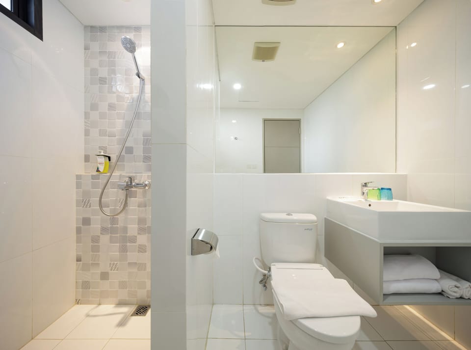 Superior Double Room | Bathroom | Slippers, bidet
