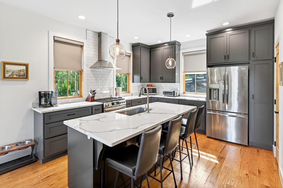 Light and bright kitchen with gas range, island seating for 4, dishwasher, Keurig, and drip-style coffee maker